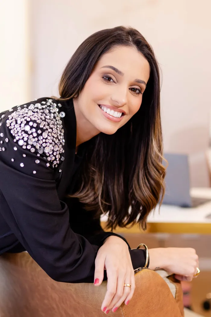 Dra. Lorena Moraes sorrindo em seu consultório